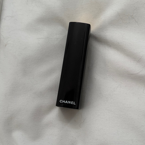 Chanel Rouge Allure Velvet Lipstick in ‘Libre’ - Picture 2 of 3